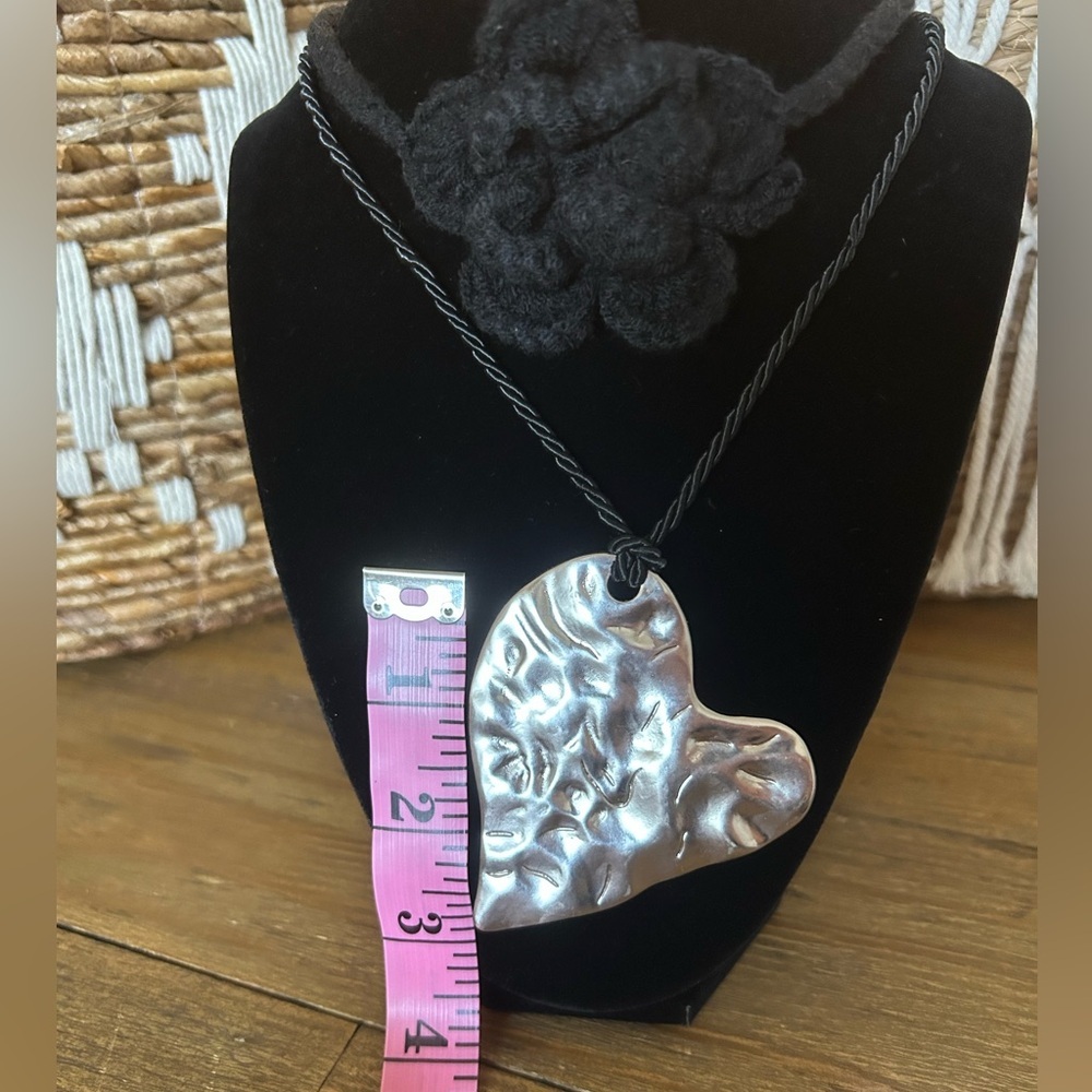 Urban Outfitters Textured Silver Heart Necklace/ crochet flower chocker necklace - Picture 5 of 6